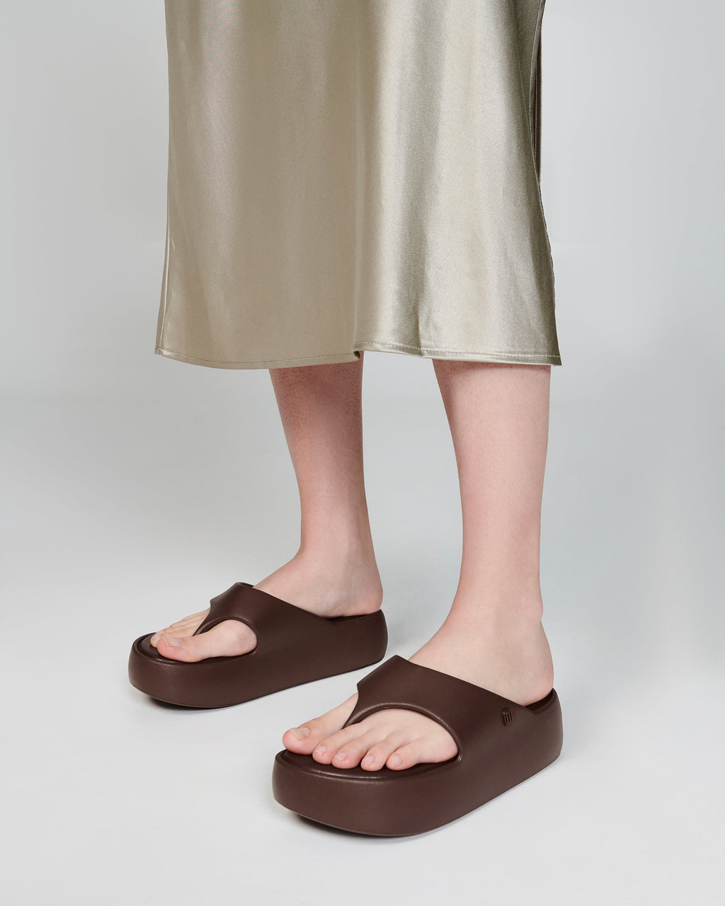 MELISSA FREE PLATFORM THONG - BRONZE