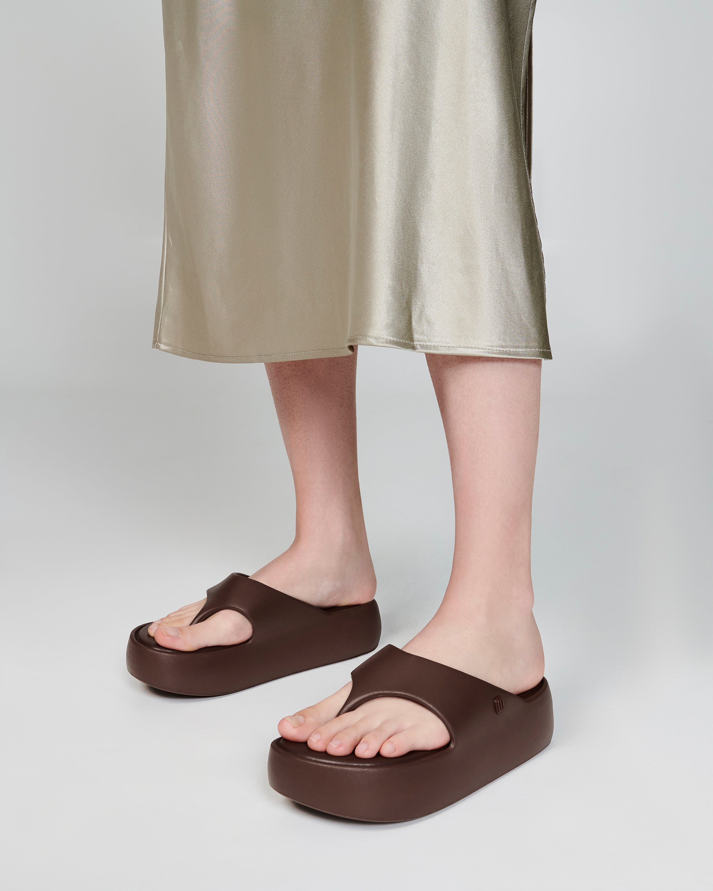 MELISSA FREE PLATFORM THONG - BRONZE