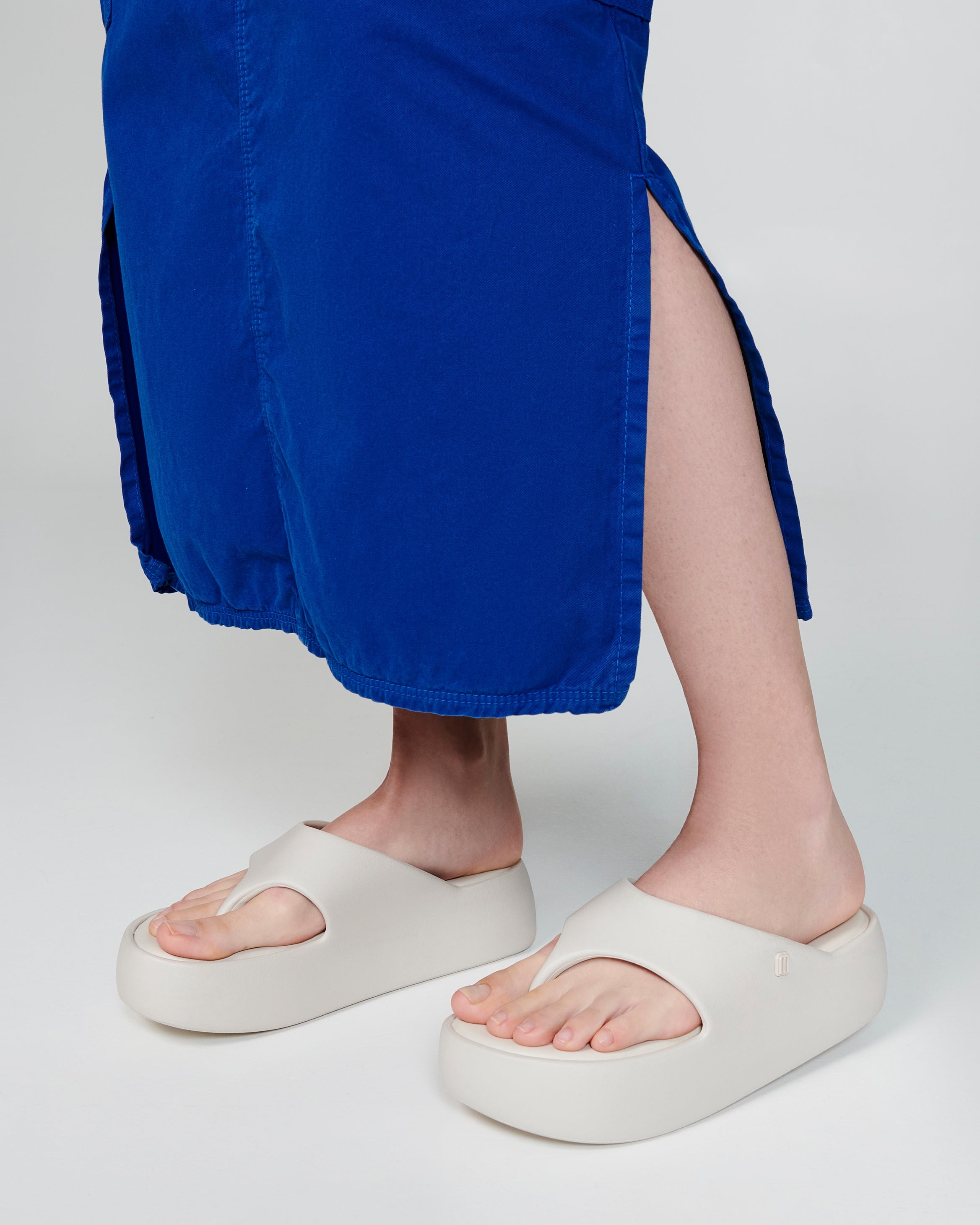 MELISSA FREE PLATFORM THONG - BEIGE